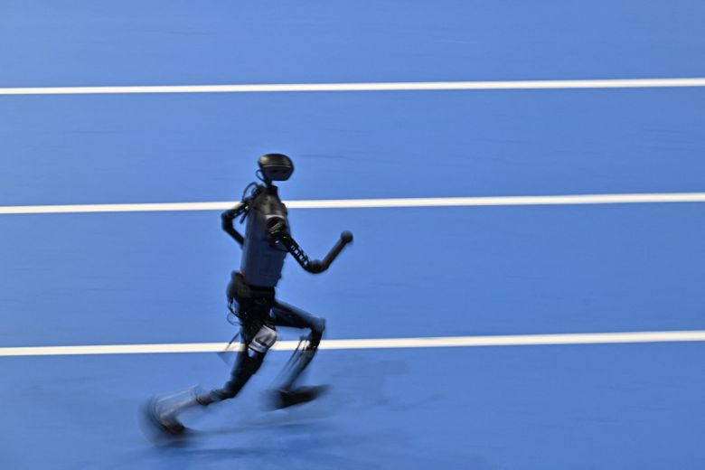 지난 16일 중국 베이징 국립스피드스케이트 경기장에서 열린 2025 세계 휴머노이드 로봇 경기대회에서 한 로봇이 400m 릴레이 경주를 하고 있다.  AFP연합뉴스