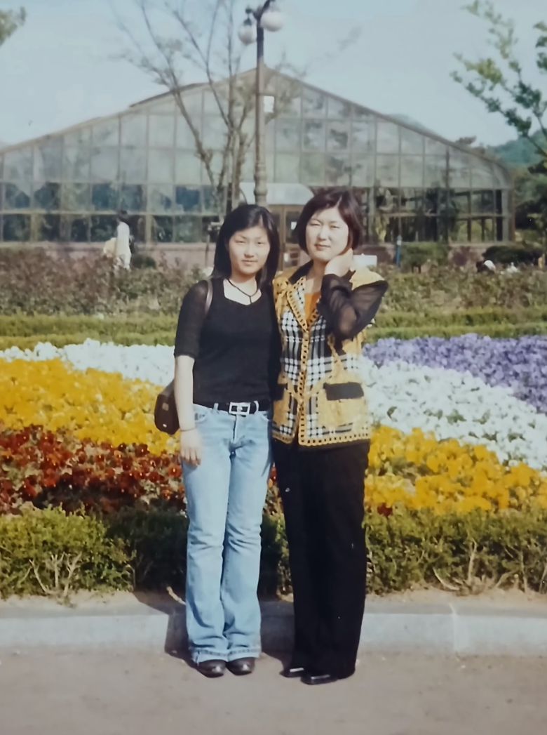 인현동 화재 참사 희생자 이지혜씨(왼쪽)와 어머니 김영순씨가 1999년 봄 인천대공원에서 촬영한 사진이다. 이씨는 그해 10월30일 사망했다. 김영순씨 제공