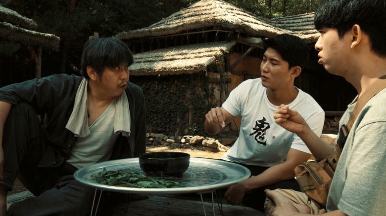 <THE 자연인>의 자연인(신운섭)이 유튜버 인공(변재신)과 병진(정용훈)에게 정체불명의 ‘소금잼’을 권하고 있다. 스톤워크 제공