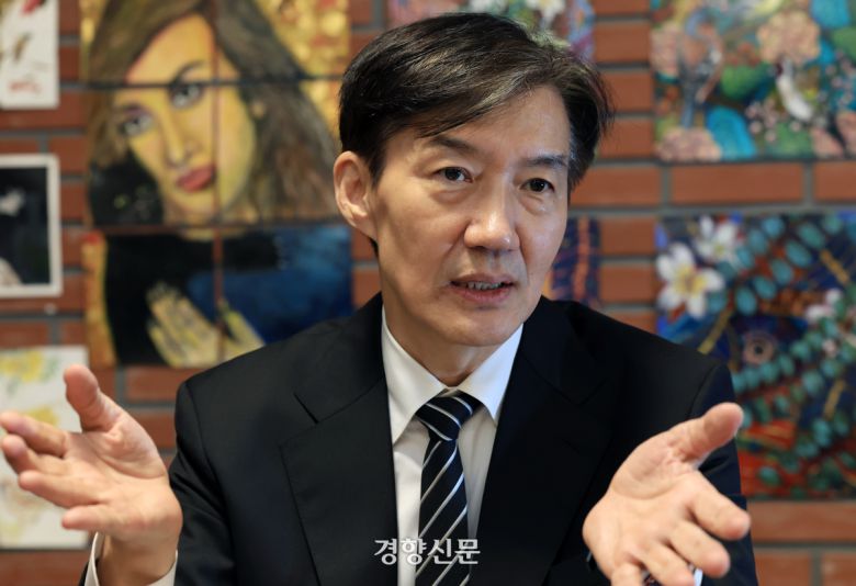 조국 전 조국혁신당 대표가 18일 서울 중구 정동의 한 카페에서 경향신문과 인터뷰하고 있다. 서성일 선임기자