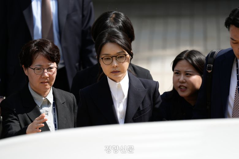 윤석열 전 대통령 부인 김건희 여사가 지난 12일 오후 서울 서초구 서울중앙지법에서 열린 구속 전 피의자 심문(영장실질심사)을 마치고 법원을 나서고 있다. 권도현 기자
