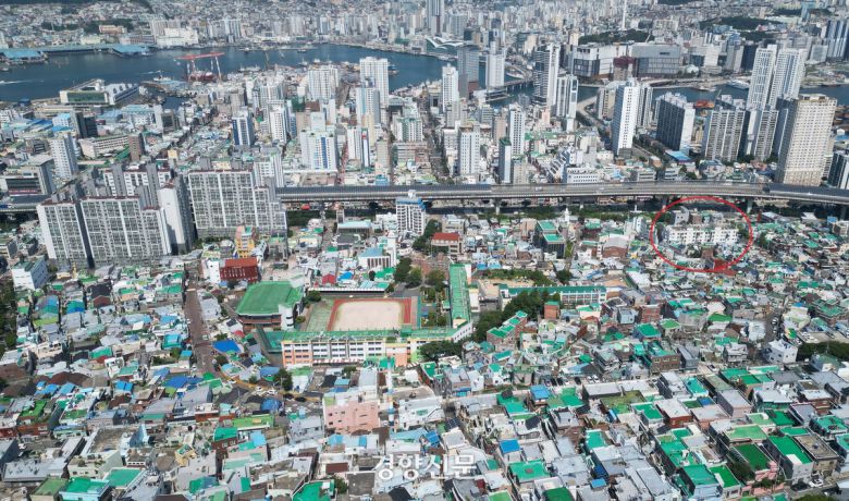 지난 1일 영도 봉래산에서 바라본 영도 전경. 붉은색 원 부분이 과거 ‘영도 근로보국대’ 자리다./부산|권도현 기자