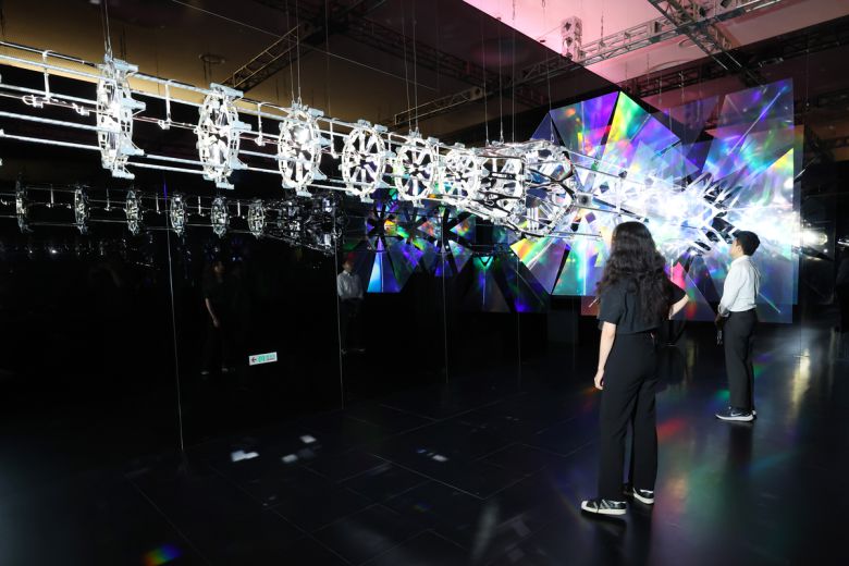 ‘헤리티지: 더 퓨처 판타지’ 전시의 도입부인 ‘영원의 축’. 한국의 탑을 빛과 움직임으로 재해석한 작품이다.  연합뉴스