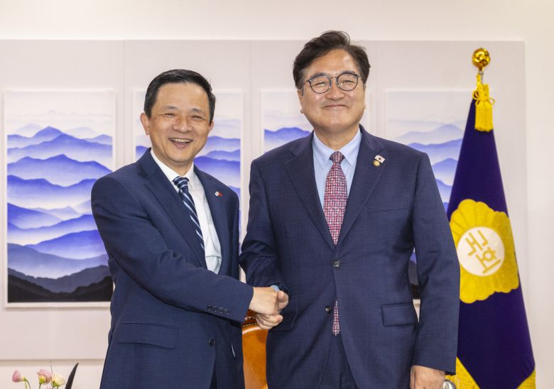 우원식 국회의장(오른쪽)이 20일 국회에서 다이빙 주한중국대사를 면담하기 전 악수하고 있다. 연합뉴스