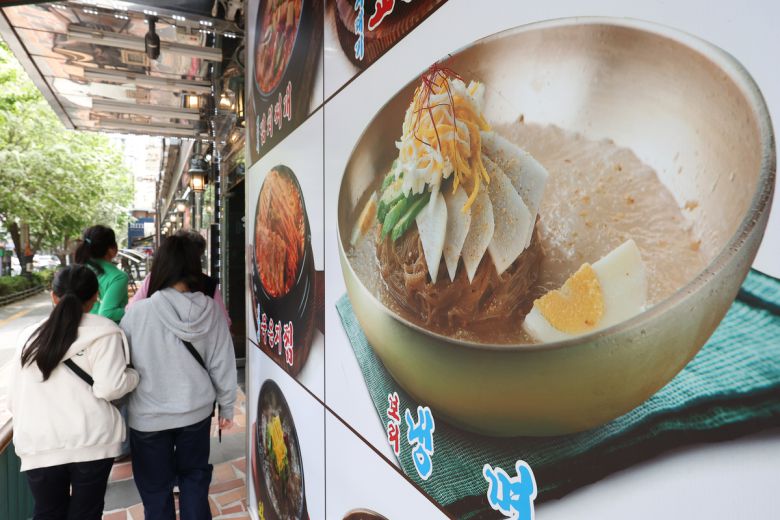 냉면을 포함한 외식 품목 가격이 오르며 소비자 물가를 끌어올리고 있다. 연합뉴스