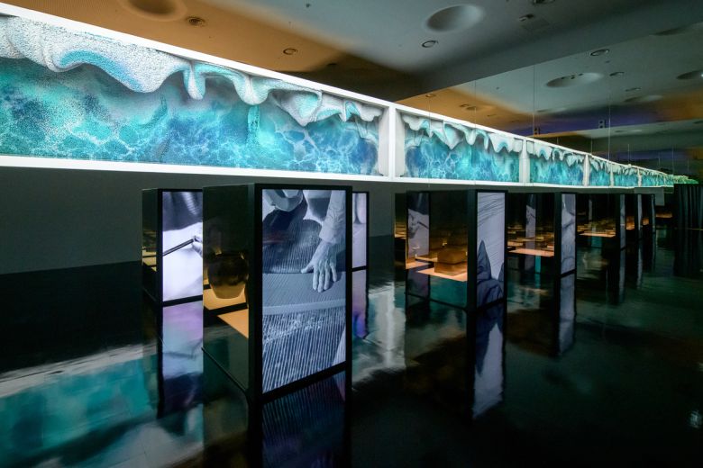 전통 공예를 모티브로 제작된 ‘자연으로부터’ . 물, 흙, 나무 등 자연의 소재로부터 우리 삶 속에 녹아있는 공예품이 탄생하는 과정을 미디어아트로 보여준다.   국가유산진흥원 제공