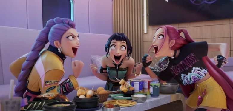 극중 ‘헌트릭스’ 멤버들이 어묵, 김밥 등 지극히 한국적인 간식을 즐기는 장면. 분식집에서 흔히 볼 수 있는 ‘마블링’ 접시까지 현실고증에 충실하다는 평가를 받았다. 넷플릭스 제공.