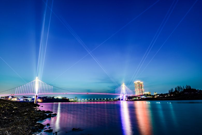 출도착지점에서 5분 정도 걸으면 지난 5월 개통한 남한강 출렁다리를 만날 수 있다. 저녁이면 미디어 파사드 조명이 켜져 석양과 어우러진 장엄한 장면을 연출한다.