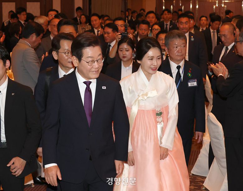 한·일 정상회담을 위해 일본을 방문한 이재명 대통령과 배우자 김혜경 여사가 23일 도쿄의 한 호텔에서 열린 동포간담회에 참석해 인사하고 있다. 김창길 기자