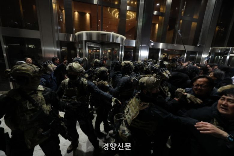윤석열 전 대통령이 비상계엄을 선포한 후 자정을 넘긴 지난해 12월4일 새벽 서울 여의도 국회본청 앞에서 무장군인들이 진입을 시도하고 있다. 성동훈 기자