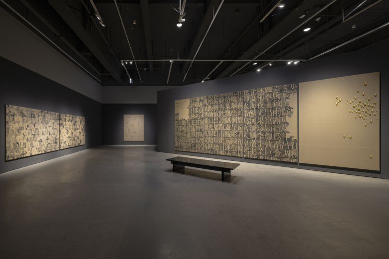 국립현대미술관 서울관에 전시된 김창열의 ‘회귀 SNM93001’(1991·오른쪽). 국립현대미술관 제공