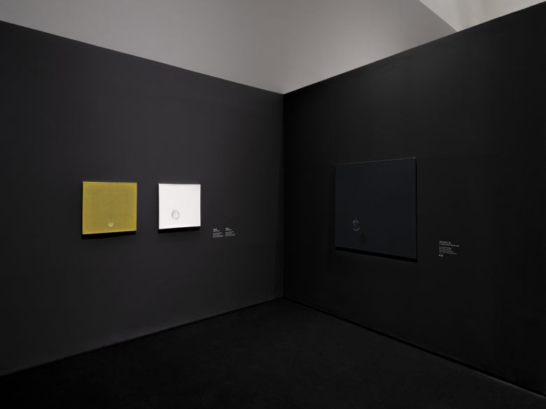 김창열이 처음 그린 물방울 그림으로 알려진 1971년 ‘물방울’ 2점(왼쪽)과 ‘밤에 일어난 일’(1972). 국립현대미술관 제공