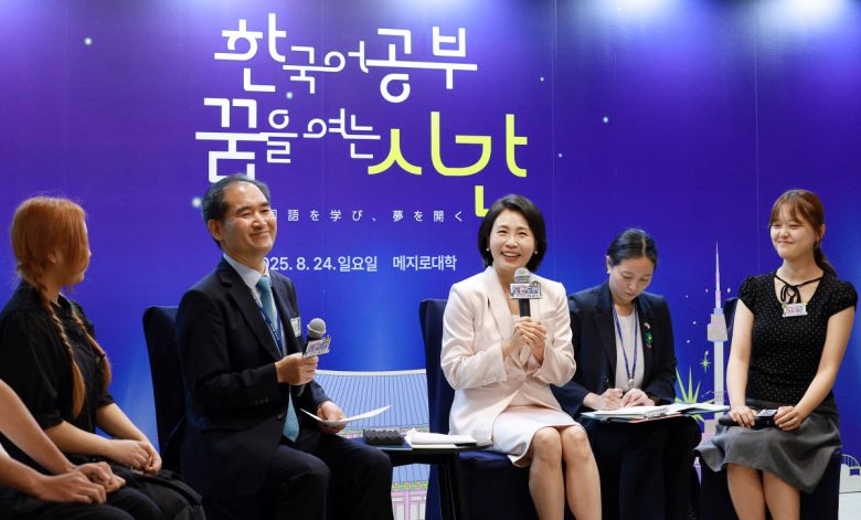 김혜경 여사, 한국어 꿈나무들 격려 김혜경 여사가 24일 일본 도쿄 메지로대학에서 열린 ‘한국어공부, 꿈을 여는 시간’ 행사에서 학생들과 대화하고 있다. 김창길 기자 cut@kyunghyang.com