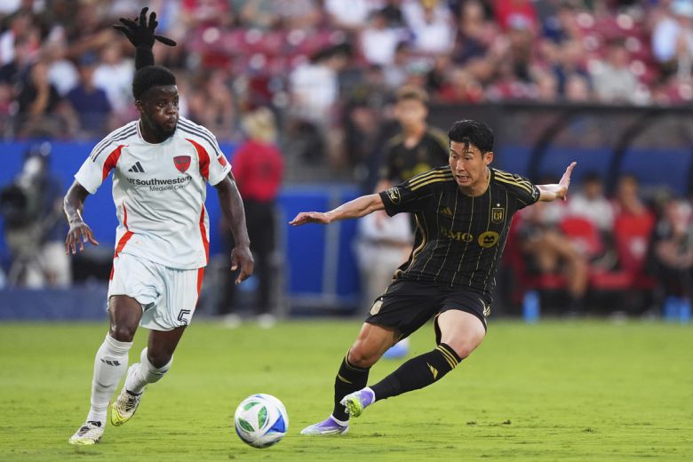 손흥민이 24일 MLS 댈러스전 도중 상대 수비 랄라스 아부바카르에게 접근하고 있다. AP연합뉴스