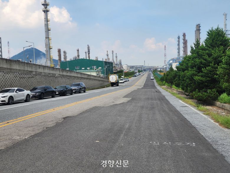 여수국가산업단지 내 도로. 차량 통행이 눈에 띄게 줄어 한산한 모습을 보이고 있다. 고귀한 기자.