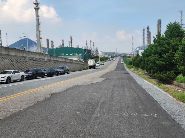 여수국가산업단지 내 도로가 22일 평일임에도 한산하다. 고귀한 기자