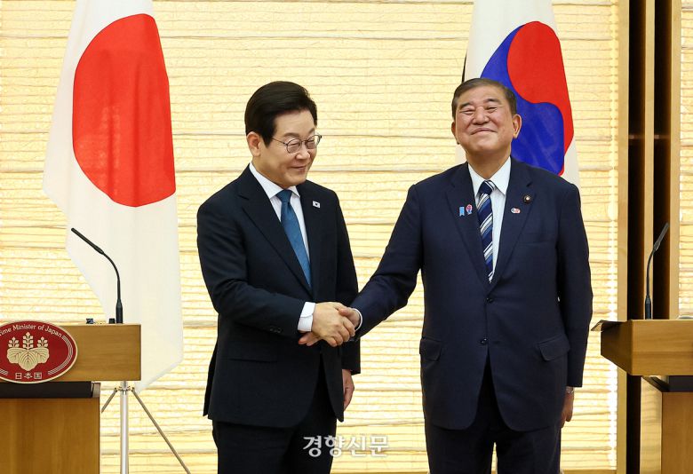 이재명 대통령이 23일 일본 도쿄 나가타초 총리관저에서 열린 한-일 공동언론발표에서 이시바 시게루 총리와 악수하고 있다. 김창길 기자