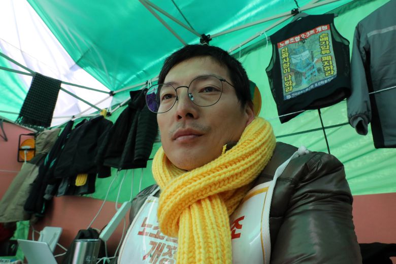 노조법 2, 3조 개정을 위한 천막 단식농성을 서울 여의도 국회 앞에서 이어가는 전국금속노조 거제통영고성조선하청지회 유최안 부지회장이 2022년 12월5일 정면을 응시하고 있다. 김창길기자