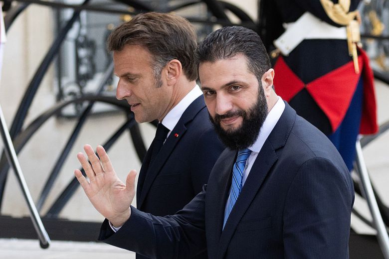 지난 5월 7일(현지시간) 아흐메드 알샤라 시리아 과도 대통령이 이날 파리 엘리제궁에서 에마뉘엘 마크롱 프랑스 대통령을 만나고 있다. 게티이미지