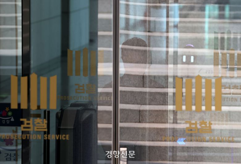 12·3 비상계엄 관련 내란·외환 의혹을 수사하는 조은석 특별검사팀이 심우정 전 검찰총장과 박성재 전 법무부 장관에 대한 강제 수사에 나선 25일 특검팀이 압수수색 중인 서울 서초구 대검찰청에 한 직원이 지나가고 있다. 한수빈 기자