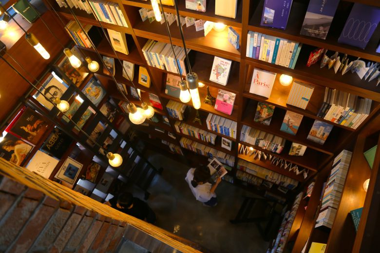 높은 서가가 인상적인 다가여행도서관. 한국관광공사 제공