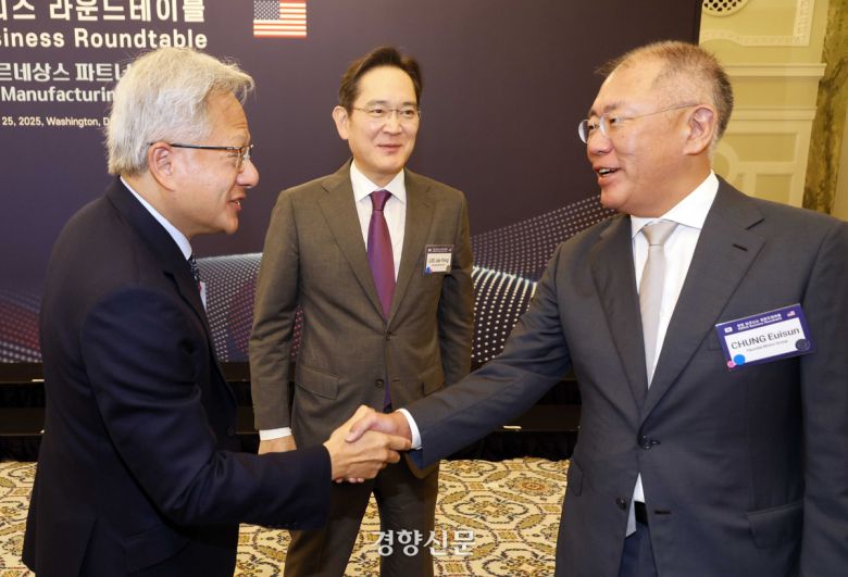 정의선(오른쪽) 현대차그룹 회장과 젠슨 황(왼쪽) 엔비디아 CEO가 25일(현지시간) 미국 워싱턴DC 윌라드 호텔에서 열린 한미 비즈니스 라운드 테이블에서 인사하고 있다. 워싱턴ㅣ김창길 기자
