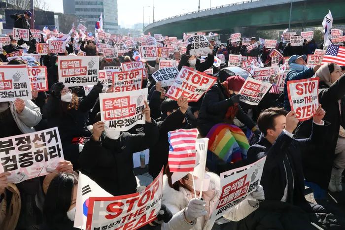 마가(MAGA) 지지자의 표어인 ‘도둑질을 멈춰라’(Stop the Steal) 팻말을 들고 있는 윤석열 대통령 지지자. 연합뉴스