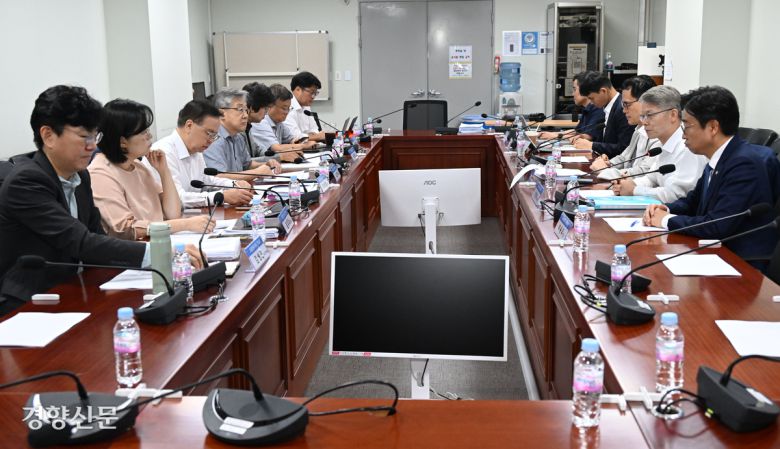 더불어민주당 ‘국민주권 검찰 정상화 특별위원회’ 위원장인 민형배 의원(오른쪽 앞에서 두번째)이 26일 국회 의원회관에서 특위 회의를 주재하고 있다. 박민규 선임기자