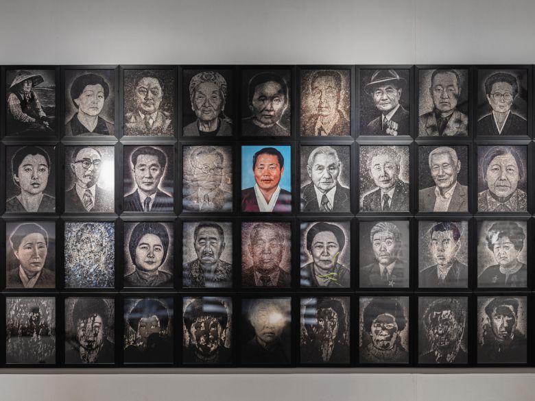 ‘돌의 말’이라 이름 붙은 이 고려인기념관 전시물은 김동우 작가가 카자흐스탄, 우즈베키스탄, 키르기스스탄 공동묘지에서 채집한 1세대 고려인들 영정이다. 김동우 작가 제공