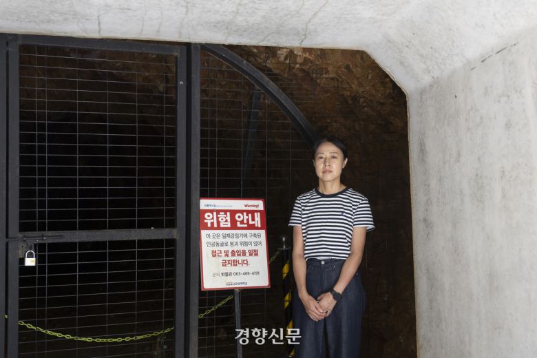 조인진 군산대 학예사가 지난 22일 전북 군산대 내 일제 강점기 일본군 인공터널에서 경향신문과 인터뷰를 마치고 포즈를 취하고 있다. 조 학예사는 군산에서 일제의 군사용 인공동굴을 조사, 발굴한다. 문재원 기자