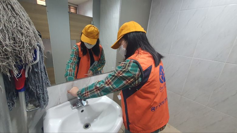 2023년 광주·전남 가뭄 시기 광주광역시 광산구 자원봉사 활동가가 절수 캠페인 활동을 벌이고 있다. 신민정씨 제공