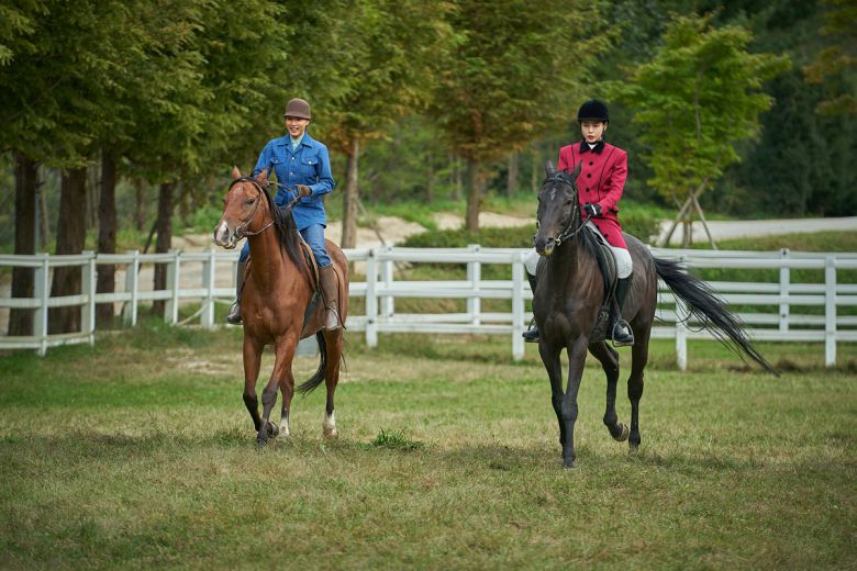 넷플릭스 오리지널 시리즈 <애마>에서 톱스타 희란(이하늬·오른쪽)과 주애(방효린·왼쪽)가 말 타는 연습을 하고 있다. 넷플릭스 제공