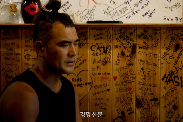 강릉에서 펜션과 포장마차를 운영하는 이기동씨가 지난 21일 강원 강릉시에 위치한 자신의 가게에서 경향신문과 인터뷰를 하고 있다. 문재원 기자