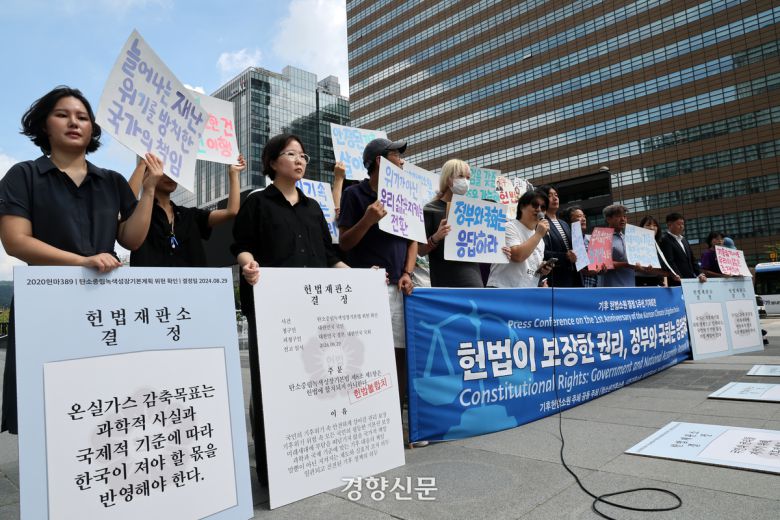 청소년·시민·아기기후소송과 탄소중립기본계획소송 청구인단 및 변호인단 소속 한 활동가가  27일 서울 광화문 이순신 동상 앞에서 “헌법이 보장한 권리, 정부와 국회는 응답하라”며 기후 헌법소원 결정 1주년 기자회견을 하고 있다. 2025.08.27. 정지윤 선임기자