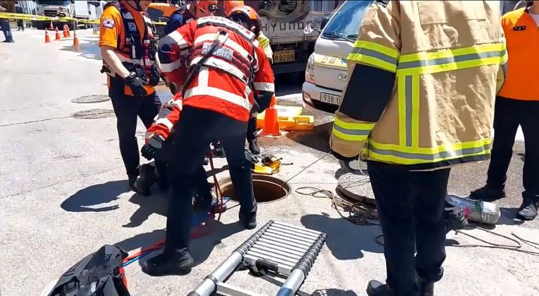 금천소방서 관계자들이 지난달 27일 서울 금천구 맨홀 질식사고 현장에서 구조 작업을 하고 있다. 서울특별시 소방재난본부 제공