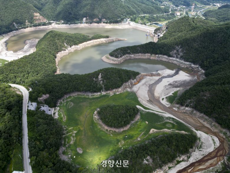 강원도 강릉시의 주요 상수원인 오봉저수지 저수율이 극심한 가뭄으로 역대 최저치를 기록하고 있다. 21일 강원 강릉시 오봉저수지를 둘러싼 지형의 단면이 다 드러날 정도로 수위가 낮아져 있다. 상류 쪽은 물이 마른 지 오래돼 모래사장이 드러나고 풀이 자라있다. 2025.08.21 문재원 기자