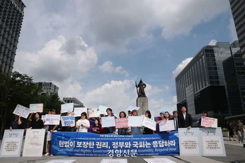 청소년·시민·아기기후소송과 탄소중립기본계획소송 청구인단 및 변호인단 소속 한 활동가가  27일 서울 광화문 이순신 동상 앞에서 “헌법이 보장한 권리, 정부와 국회는 응답하라”며 기후 헌법소원 결정 1주년 기자회견을 하고 있다. 2025.08.27. 정지윤 선임기자