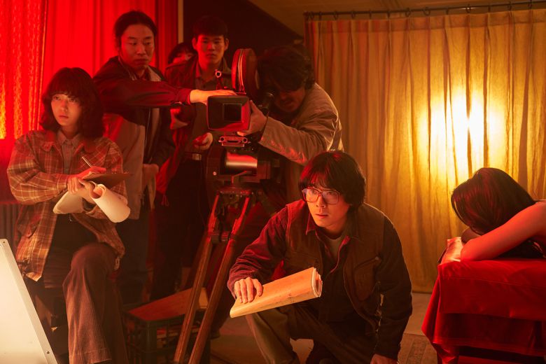 넷플릭스 오리지널 시리즈 <애마> 속 곽인우 감독(조현철·가운데)이 <애마부인> 촬영 현장을 숨죽여 바라보고 있다. 넷플릭스 제공