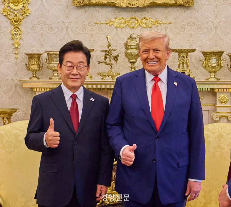 이재명 대통령이 지난 25일(현지시간) 미국 워싱턴DC 백악관에서 도널드 트럼프 미국 대통령과 한·미 정상회담을 마치고 기념촬영하고 있다. 김창길 기자