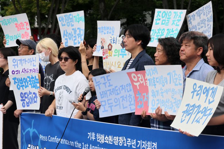 청소년·시민·아기기후소송과 탄소중립기본계획소송 청구인단 및 변호인단 소속 한 활동가가  27일 서울 광화문 이순신 동상 앞에서 “헌법이 보장한 권리, 정부와 국회는 응답하라”며 기후 헌법소원 결정 1주년 기자회견을 하고 있다. 2025.08.27. 정지윤 선임기자