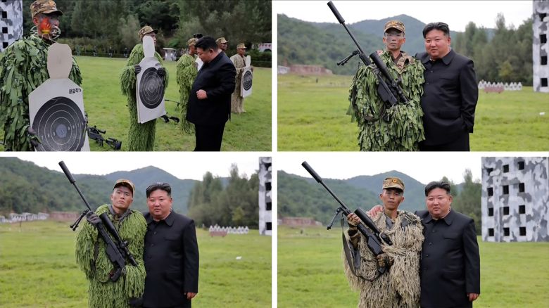 김정은 북한 국무위원장이 지난 27일 조선인민군 총참모부 직속 특수작전훈련기지에서 저격수 부대원 3명과 기념사진을 찍었다. 조선중앙TV 화면=연합뉴스