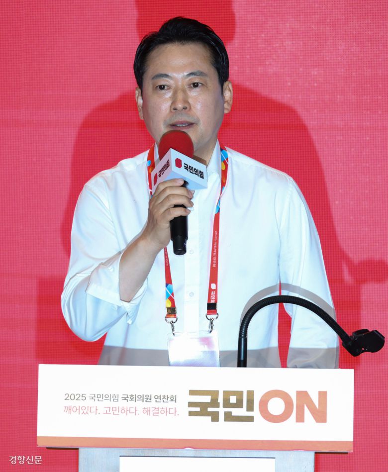“죽을 각오로 이재명 정권과 싸우자” 장동혁 국민의힘 대표가 28일 인천 영종도 인천국제공항공사 인재개발원에서 열린 2025 국민의힘 국회의원 연찬회에서 인사말을 하고 있다. 권도현 기자