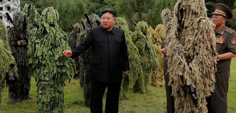 김정은, 특수부대 현장 지도 김정은 북한 국무위원장이 지난 27일 조선인민군 총참모부 직속 특수작전훈련기지를 방문해 저격수구분대의 훈련 실태를 점검했다고 조선중앙TV가 28일 보도했다. 연합뉴스