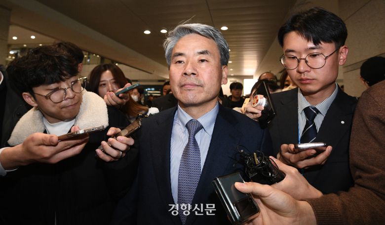 국방부 장관 재직 시절 채 상병 사건 수사 과정에 외압을 행사한 혐의로 공수처에 피의자로 입건됐다가 출국한 이종섭 주호주 대사가 지난해 3월21일 오전 인천국제공항을 통해 귀국한 뒤 차량으로 이동하고 있다. 조태형 기자