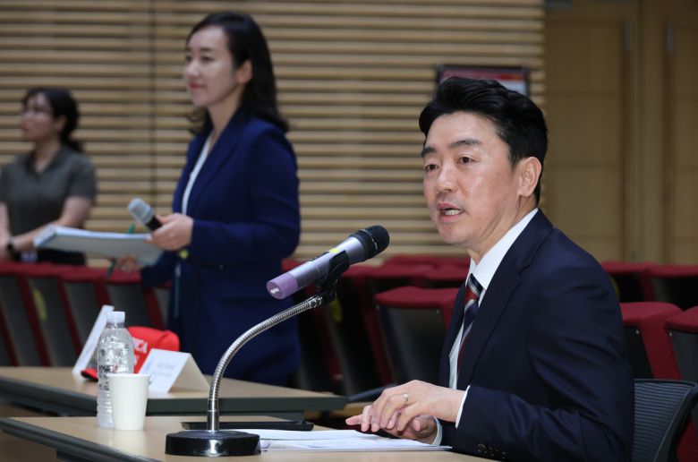 강훈식 대통령비서실장이 28일 용산 대통령실에서 한미 정상회담 결과 등을 설명하는 기자간담회를 하고 있다. 왼쪽은 전은수 부대변인. 연합뉴스