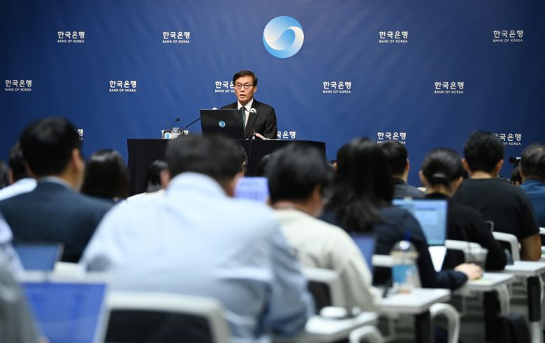 “금리로 집값 인상 기대 부추기는 역할 하지 않을 것” 이창용 한국은행 총재가 28일 서울 중구 한국은행에서 열린 금융통화위원회를 마친 후 금리 결정과 관련해 기자간담회를 하고 있다. 사진공동취재단