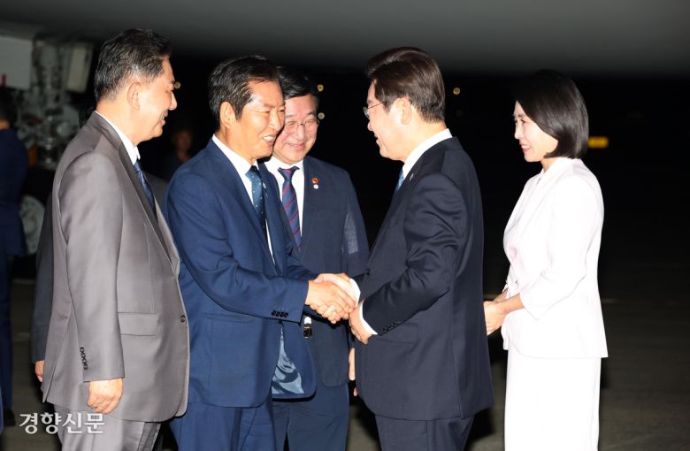 미국·일본 순방을 마친 이재명 대통령과 김혜경 여사가 지난 28일 경기도 성남 서울공항에 내린 뒤 정청래 더불어민주당 대표와 인사하고 있다. 김창길 기자