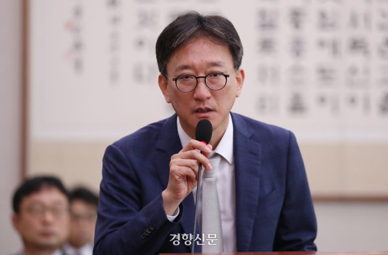 송창진 공수처 차장 직무대행이 지난해 6월26일 국회 법사위 윤석열 대통령 탄핵안 발의 국민청원 청문회에서 의원 질의에 답하고 있다.  박민규 선임기자