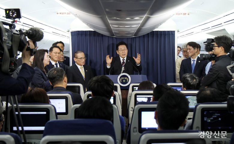 이재명 대통령이 24일(현지시간) 일본을 출발해 한·미 정상회담을 위해 미국 워싱턴DC로 향하는 공군 1호기에서 열린 기자간담회에서 취재진의 질문에 답하고 있다. 김창길 기자