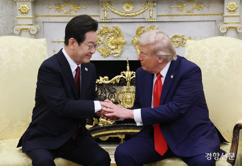 이재명 대통령과 도널드 트럼프 미국 대통령이 25일(현지시간) 미국 워싱턴DC 백악관 오벌오피스에서 열린 한·미 정상회담에서 악수하고 있다. 이 대통령과 트럼프 대통령의 첫 정상회담은 약 2시간 20분간 이어졌다. 워싱턴|김창길 기자